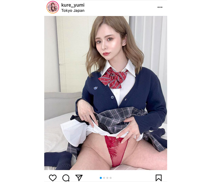 紅羽祐美、セクシー水着と制服のギャップがすごすぎるコスプレ公開