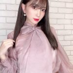 森咲智美、大きめリボンをめくって浮き出るランジェリーにドキドキ