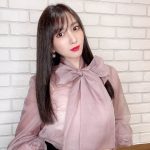 森咲智美、大きめリボンをめくって浮き出るランジェリーにドキドキ