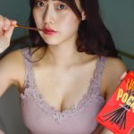 現役ナース・桃里れあ、ポッキー食べながら美乳＆美尻見せつけ!