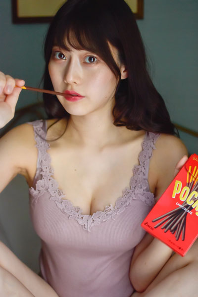 現役ナース・桃里れあ、ポッキー食べながら美乳＆美尻見せつけ!