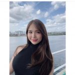 水咲優美、野外で大胆に見せつける誘惑の太ももショット