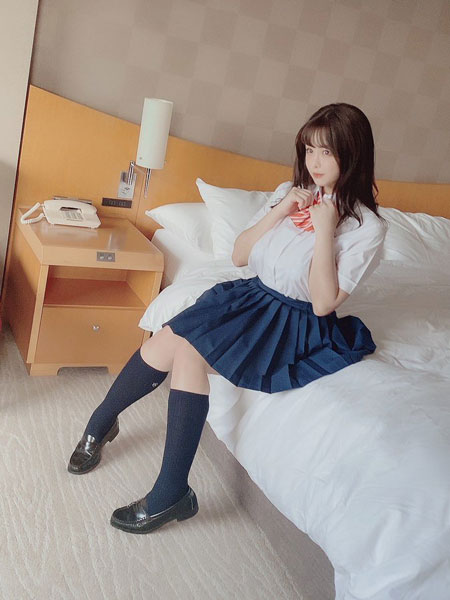 永瀬永茉、「いいおしりの日」に制服姿で桃尻見せつけ!