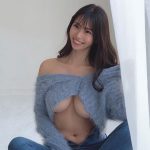 鈴木ふみ奈、大胆は肌見せコーデでまんまるバスト披露