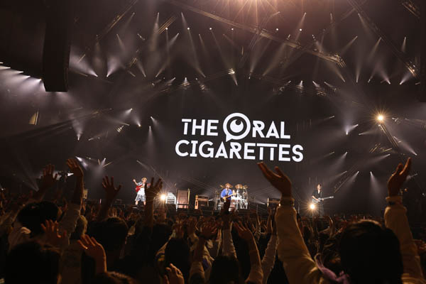 【ライブレポート】THE ORAL CIGARETTES、ライブ開始から新曲で席巻する熱狂ステージで圧倒