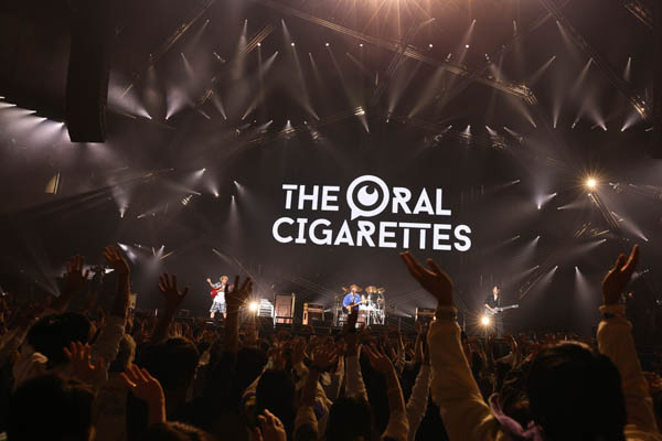 【ライブレポート】THE ORAL CIGARETTES、ライブ開始から新曲で席巻する熱狂ステージで圧倒