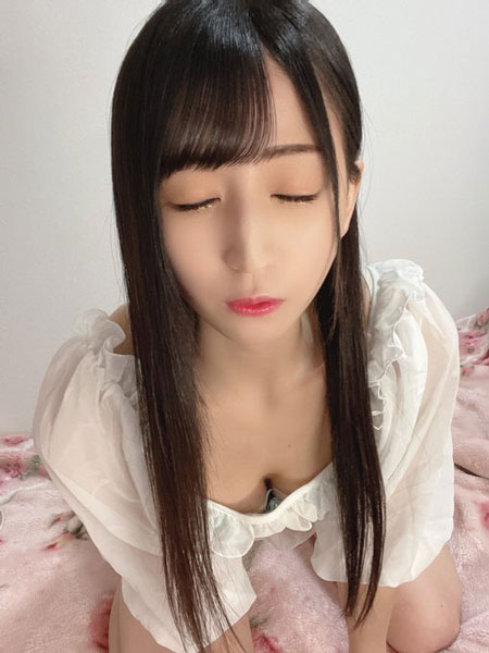 谷麻由里、キス顔で甘えるあざとショットで胸元チラリ