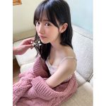 HKT48 運上弘菜、かすみ草が似合う! フォトブックから色白美肌のオフショット公開