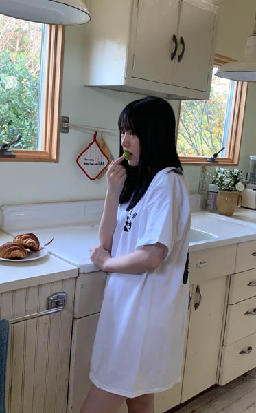 HKT48 運上弘菜、かすみ草が似合う! フォトブックから色白美肌のオフショット公開