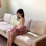 HKT48 運上弘菜、かすみ草が似合う! フォトブックから色白美肌のオフショット公開