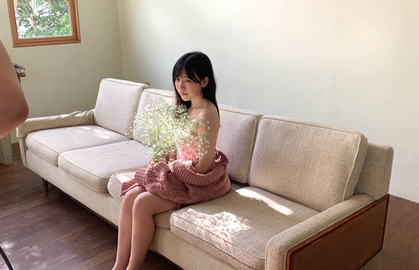 HKT48 運上弘菜、かすみ草が似合う! フォトブックから色白美肌のオフショット公開