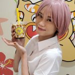 【写真特集】コスプレイヤー・東口優希、池袋でポークたまごおにぎりカフェを突撃！女子高生アンバサダー・一条麗と食レポ対決！