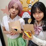 【写真特集】コスプレイヤー・東口優希、池袋でポークたまごおにぎりカフェを突撃！女子高生アンバサダー・一条麗と食レポ対決！