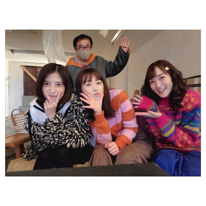 ドラマ『アンラッキーガール!』福原遥、若月佑美･高梨臨と監督との4ショット公開
