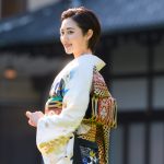 奥山かずさ、黒地に咲く藤柄の振袖姿で今年を振り返り ＜オスカープロモーション新春晴れ着撮影会＞