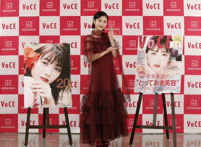 浜辺美波、「2021年 最も美しい人」贈賞式にバーガンディのシースルードレスで登場