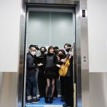 高岡早紀、黒ミニドレス&黒タイツ姿ではしゃぐ姿にファン魅了