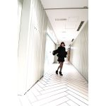 高岡早紀、黒ミニドレス&黒タイツ姿ではしゃぐ姿にファン魅了