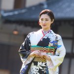 奥山かずさ、黒地に咲く藤柄の振袖姿で今年を振り返り ＜オスカープロモーション新春晴れ着撮影会＞