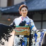 奥山かずさ、黒地に咲く藤柄の振袖姿で今年を振り返り ＜オスカープロモーション新春晴れ着撮影会＞