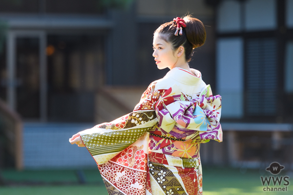 小芝風花、白地の晴れ着姿を華やかに披露 ＜オスカープロモーション新春晴れ着撮影会＞