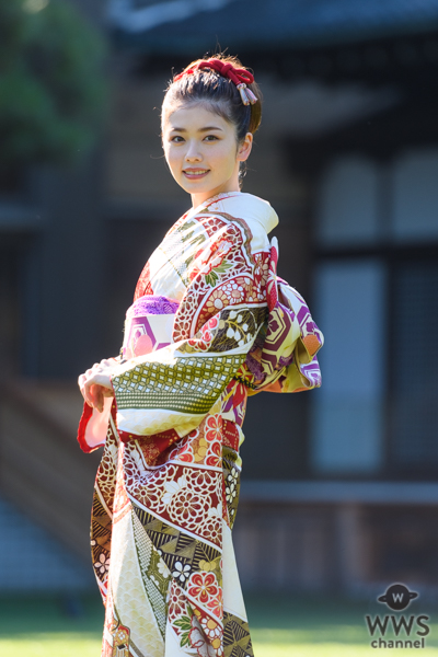 小芝風花、白地の晴れ着姿を華やかに披露 ＜オスカープロモーション新春晴れ着撮影会＞