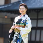 奥山かずさ、黒地に咲く藤柄の振袖姿で今年を振り返り ＜オスカープロモーション新春晴れ着撮影会＞