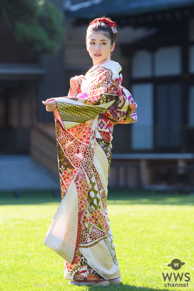 小芝風花、白地の晴れ着姿を華やかに披露 ＜オスカープロモーション新春晴れ着撮影会＞