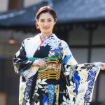奥山かずさ、黒地に咲く藤柄の振袖姿で今年を振り返り ＜オスカープロモーション新春晴れ着撮影会＞