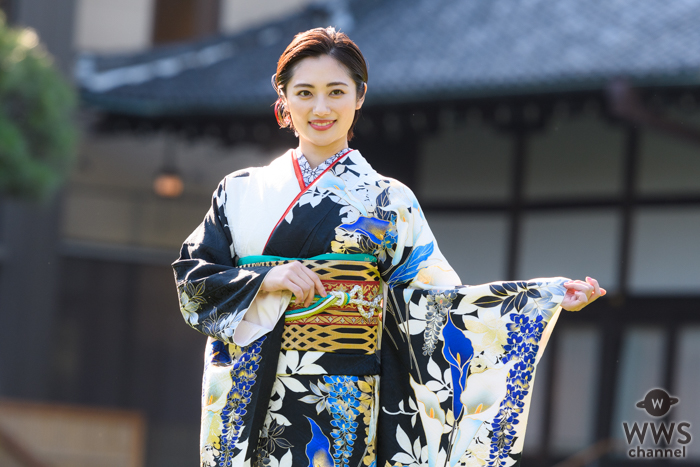 奥山かずさ、黒地に咲く藤柄の振袖姿で今年を振り返り ＜オスカープロモーション新春晴れ着撮影会＞