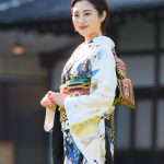 奥山かずさ、黒地に咲く藤柄の振袖姿で今年を振り返り ＜オスカープロモーション新春晴れ着撮影会＞