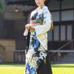 奥山かずさ、黒地に咲く藤柄の振袖姿で今年を振り返り ＜オスカープロモーション新春晴れ着撮影会＞