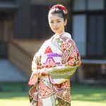 小芝風花、白地の晴れ着姿を華やかに披露 ＜オスカープロモーション新春晴れ着撮影会＞