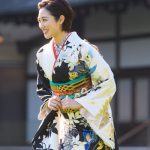 奥山かずさ、黒地に咲く藤柄の振袖姿で今年を振り返り ＜オスカープロモーション新春晴れ着撮影会＞