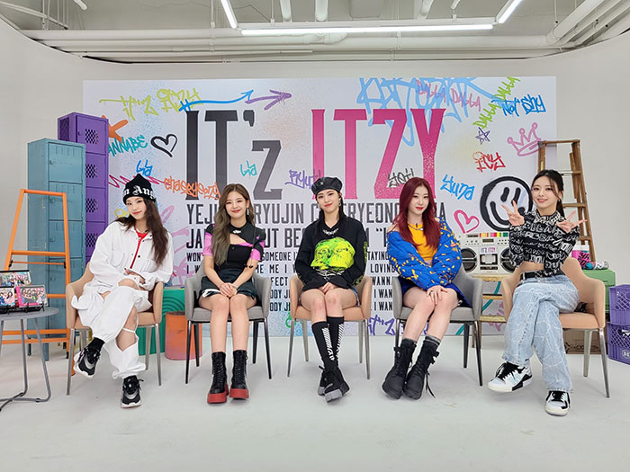 ITZY、「IT’z ITZY」発売記念生配信を実施