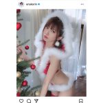 えなこ、S字ラインが美しいサンタビキニオフショットを披露