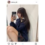 藤川らるむ、冬の制服コーデで美脚披露