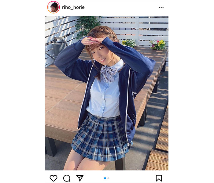 堀江りほ、制服コスプレで美尻を大胆に見せつけ!