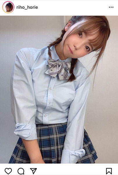 堀江りほ、制服スカートから堂々とパンチラ!