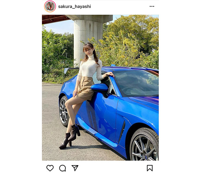 レースクイーン・林紗久羅、ニットコーデでくびれ美ボディ&美脚披露