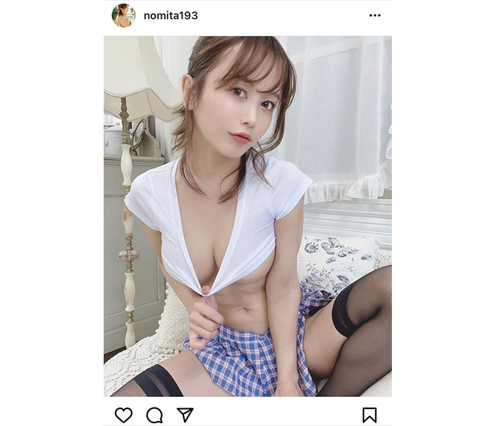 コスプレイヤー・いくみ、美谷間見せつけの制服風ショットで大胆開脚「めっちゃセクシーです」