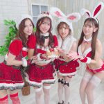 霧島聖子、胸元がセクシーなミニスカサンタコスを披露！「本当に可愛い」「めちゃ綺麗」