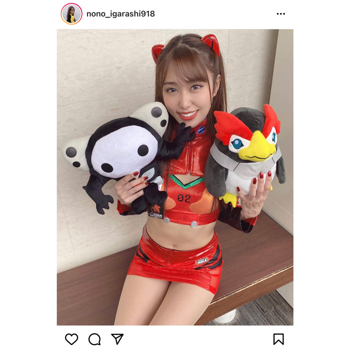 五十嵐希、ミニスカ＆ヘソ出しのエヴァコスで麗しい美脚を披露！「メチャクチャ可愛い」