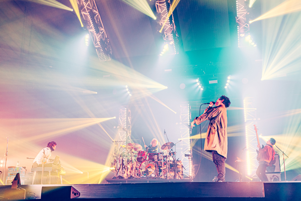 King Gnu、ツアーファイナルのライブ写真を公開！新曲「一途」ライブで初披露！