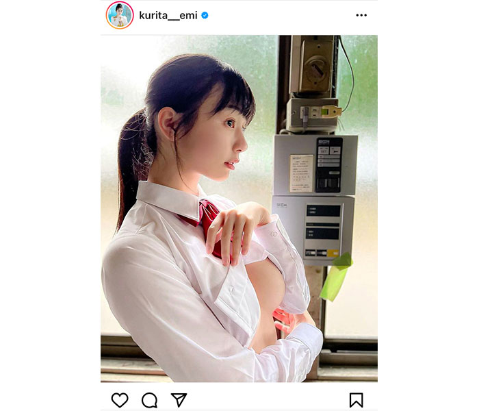 くりえみ、清純制服とセクシーな横乳の高低差にドキドキ