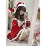 #ババババンビ 岸みゆ、「意外とむちむち」なサンタコスで絶対領域を披露!