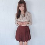 小日向ゆか、セーラー服まくり上げふんわり美バストを披露