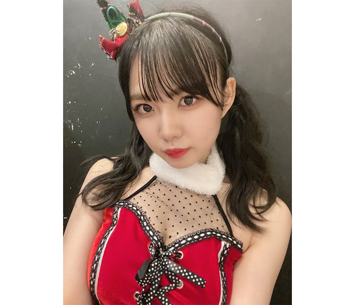 SKE48 岡本彩夏、ツインテールで見つめるサンタコスに歓喜の声!「期待を裏切らない」