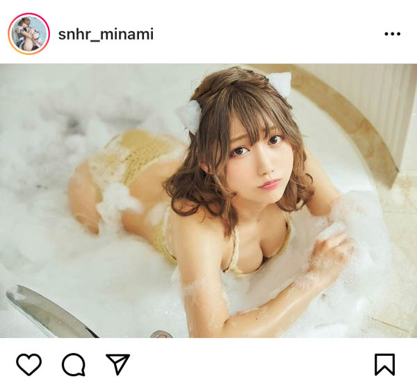 コスプレイヤー・篠原みなみ、泡まみれの水着姿で美背中全開!「泡 泡 する?」