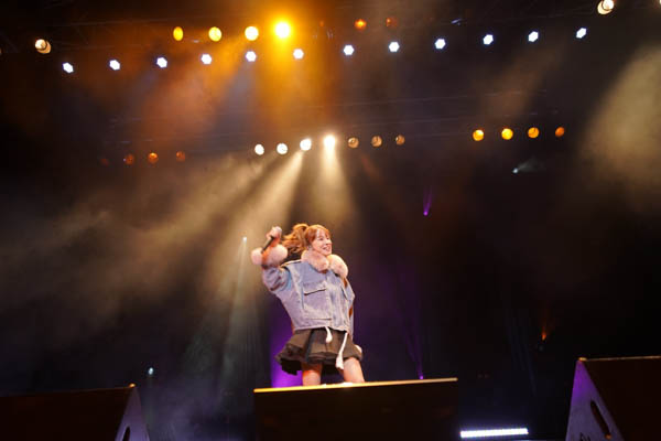 鈴木亜美、ファー付きのミニスカ衣装で『BE TOGETHER』を熱唱! ＜ICheckPresents SUMMER MADA FES 2021＞